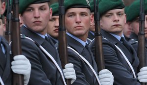 Alarma porque a los soldados alemanes les están saliendo senos (Fotos)