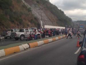 Saquean gandola que se volcó en la Caracas-La Guaira (Fotos)
