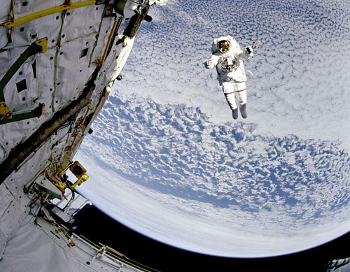 Astronauta de la Nasa lucirá traje pintado por niños con cáncer