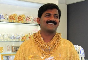 Este empresario mandó a hacer una camisa de oro (Foto)