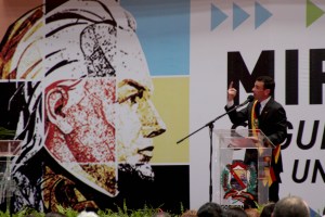 Capriles dijo que si Chávez puede firmar decretos, que aparezca