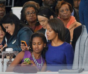 Las hijas de Obama metidas en el celular en plena juramentación