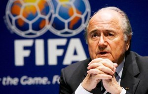 Blatter insiste en que no se deben abandonar las canchas por insultos racistas