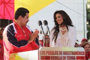 Maduro, rodilla en tierra ante Ivian Sarcos (Fotodetalle)