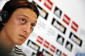 ¿Sabes por qué Özil tiene los ojos saltones?