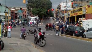 Motorizados trancan la avenida Rómulo Gallegos