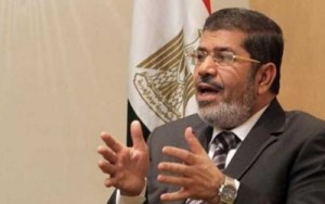 Un bloguero egipcio denuncia a Mursi por tocarse los genitales en público