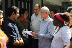 Estudiantes cumplen cinco días encadenados ante la OEA (Fotos)