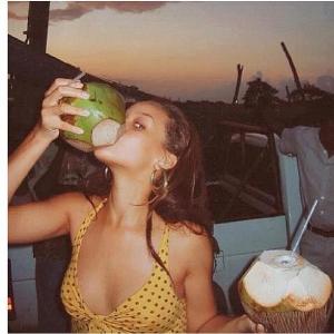 Rihanna disfruta de sus cocos (Foto)