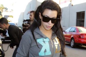 Sí, es la maleta de Kim Kardashian dentro de un ajustado pantalón de yoga ¡Sin ropa interior!