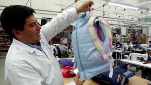 Colombiano diseña colección infantil de ropa blindada para EEUU (Video)