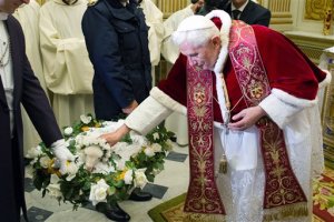 Benedicto XVI recibe los corderos con cuya lana se confeccionarán los palios