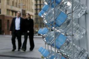 Pueblo de EEUU prohíbe vender agua en botellas de plástico