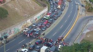 Restablecen tránsito en la Caracas-La Guaira (Fotos)