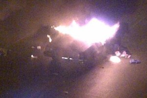 Motorizado le prendió fuego a un carro que lo chocó (Foto)