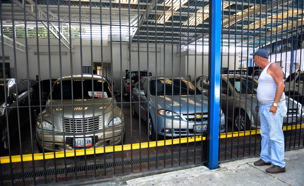 Más barato nuevo que usado, el mundo al revés de los carros en Venezuela