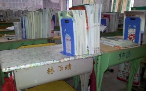 Escuelas chinas obligan a alumnos a comprar sus pupitres y sillas