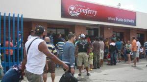 Decenas de turistas esperan por cupos en “La Nueva Conferry”