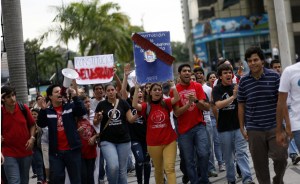 Estudiantes exigen denunciar en Mercosur violación a la Constitución de Venezuela