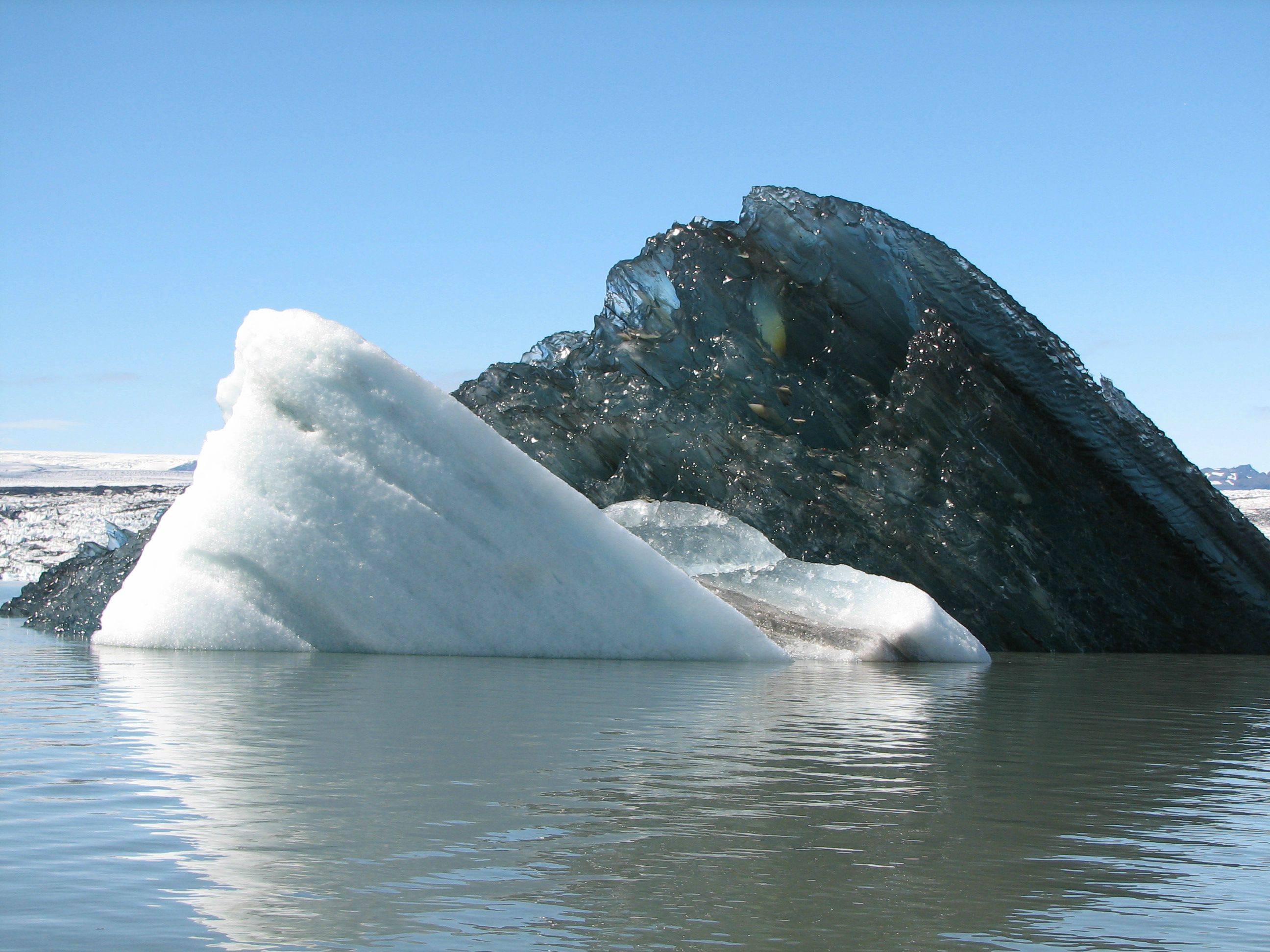 Un iceberg negro revoluciona la Red (Foto)