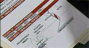 Maduro muestra “firma manuscrita” de Chávez (FOTO)