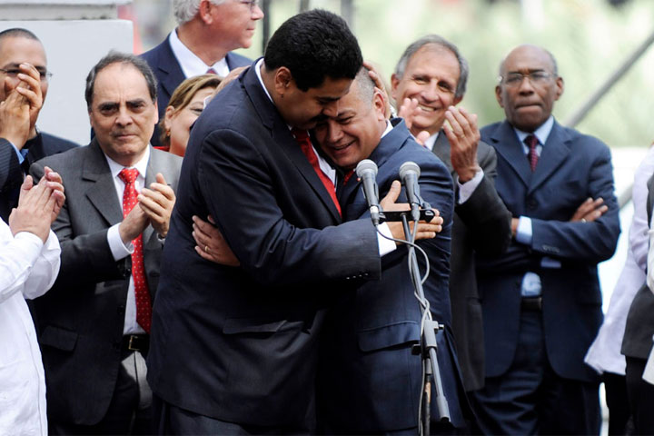 Así se abrazaron Diosdado y Maduro afuera de la AN (Foto)