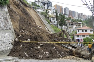 Al menos 6 muertos y 17 heridos dejan deslaves en Ecuador