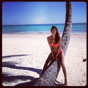Irina Shayk luce un cuerpazo en una playa paradisíaca (Foto)