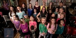 Niños sobrevivientes del tiroteo de Newtown cantan ‘Over the Rainbow’ (Video)
