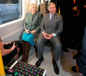 El príncipe Carlos de Inglaterra toma el metro por primera vez en 33 años (Foto)