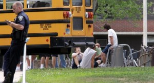 Al menos un muerto y cinco heridos tras un tiroteo en una escuela de EEUU