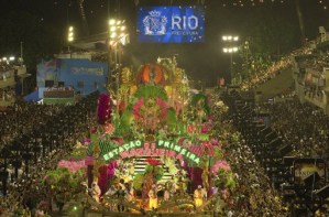 Incendio en desfile de carnaval mata a cuatro personas en Brasil