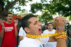 Jóvenes seguirán encadenados hasta que declaren falta de Chávez (Fotos)