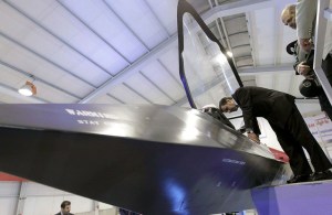 Ahmadinejad presentó un nuevo avión de combate (FOTOS)