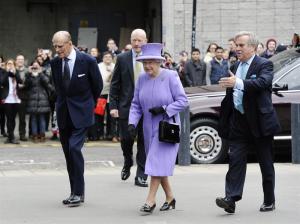 La reina Isabel II visita un Centro de Investigación Médica en Londres (Fotos)