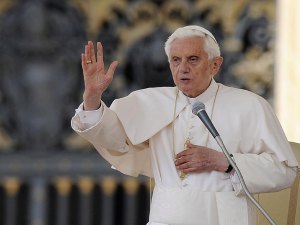 Benedicto XVI lleva “desde hace tiempo” un marcapasos