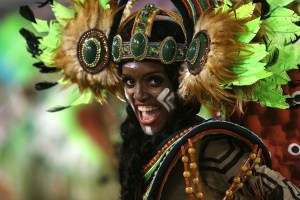 Lujo y color en el cierre del carnaval de Brasil (Video)