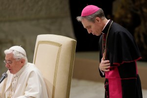 El secretario de Benedicto XVI lo acompañará en el monasterio