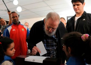 Fidel Castro, encorvado y con bastón, da la sorpresa en comicios cubanos (Fotos)