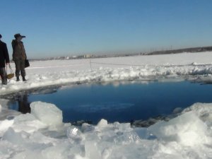 Buzos exploran lago ruso tras estallido de meteorito (FOTOS)