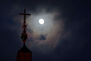 La espectacular luna llena en la Plaza San Pedro (Fotos)