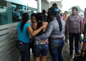 Familiares de policía expresan “rabia” por frustrada liberación en Colombia
