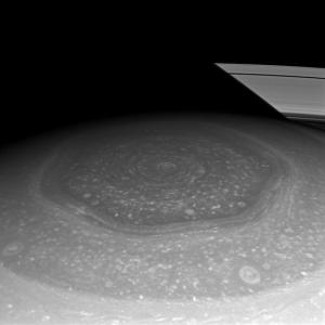 Hexágonos en la superficie del polo norte de Saturno (Foto)