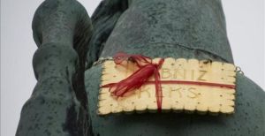 Galleta de Bahlsen robada por Triky aparece colgada en una estatua