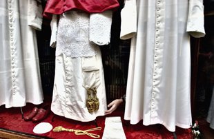 La sastrería Gammarelli confecciona 3 sotanas papales de 3 tallas distintas