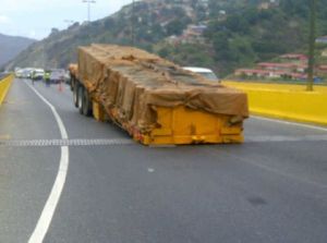 Gandola soltó la carga en la autopista Caracas-La Guaira (Foto)