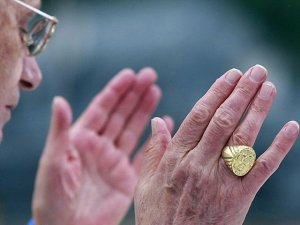Este es el anillo del pescador de Benedicto XVI que será destruido (Fotos)