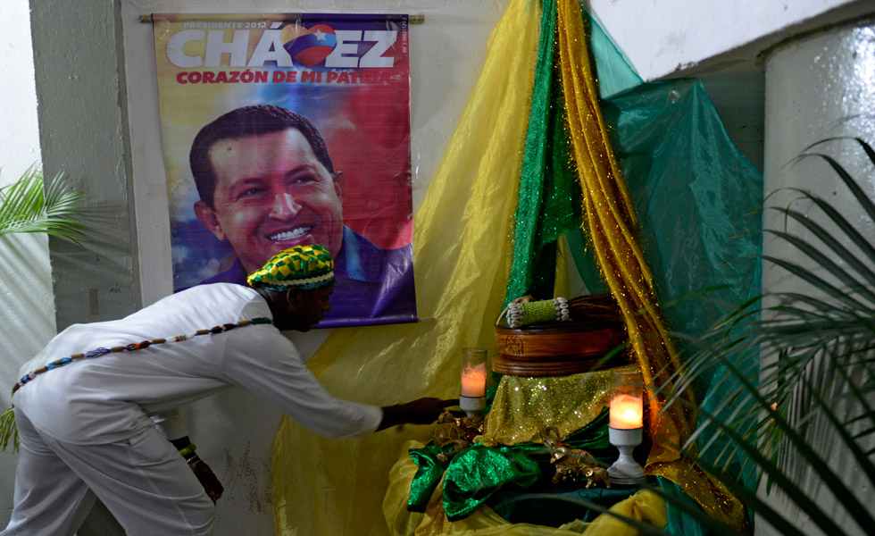 Con Chávez enfermo, sus simpatizantes se vuelcan en la religión
