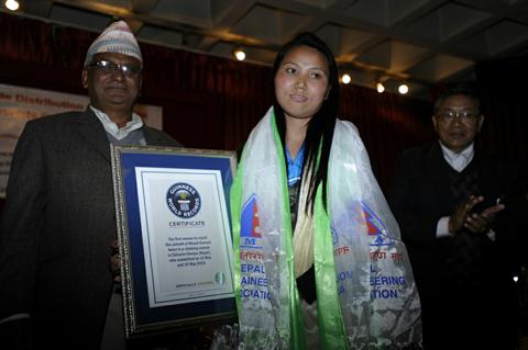 Esta mujer logró un récord Guinness al corona el Everest dos veces en una semana