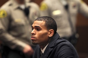 Chris Brown fue a la corte acompañado de Rihanna